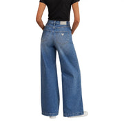 Rückseite guess Bellagio Damenjeans aus blauem Baumwollmischgewebe mit weitem Bein, verwaschener Optik und dreieckigem Logo