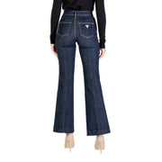 Rückansicht von guess Damen-Jeans aus blauem Baumwoll-Denim, schmal geschnitten, dunkelblaue Schlaghose mit dezentem weißen Dreieckslogo auf der Tasche