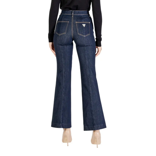 Rückansicht von guess Damen-Jeans aus blauem Baumwoll-Denim, schmal geschnitten, dunkelblaue Schlaghose mit dezentem weißen Dreieckslogo auf der Tasche