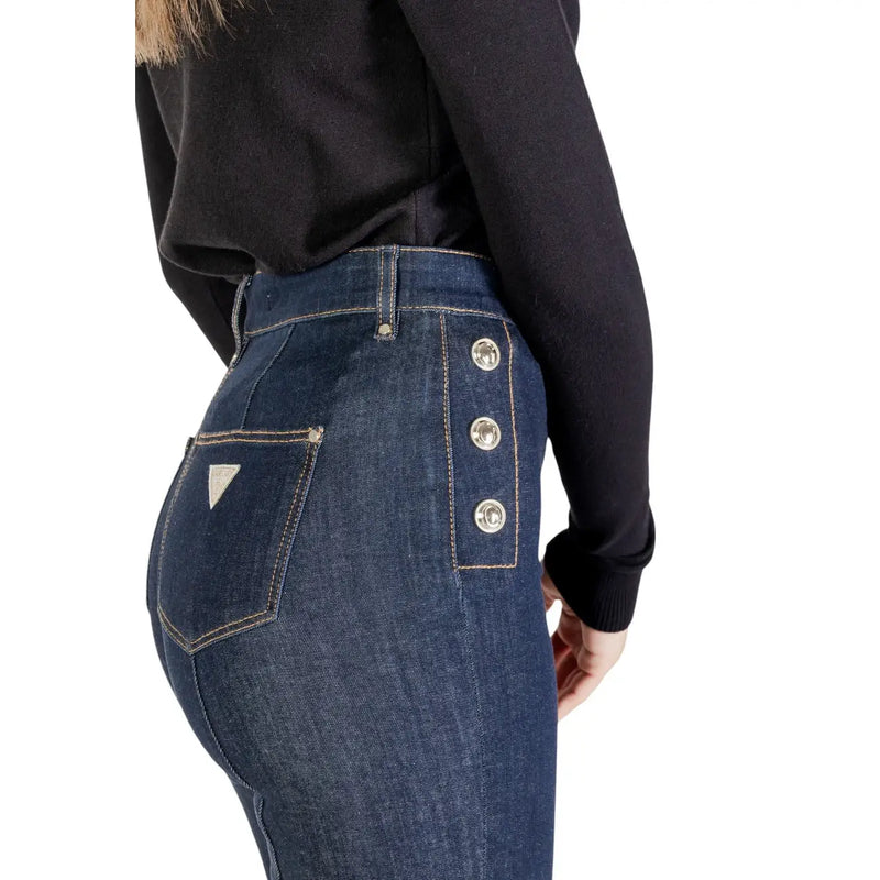 Rückseite guess Damen-Jeans aus blauem Baumwoll-Denim, schmal geschnitten, hoher Bund, drei silberne Knöpfe und Markenaufnäher