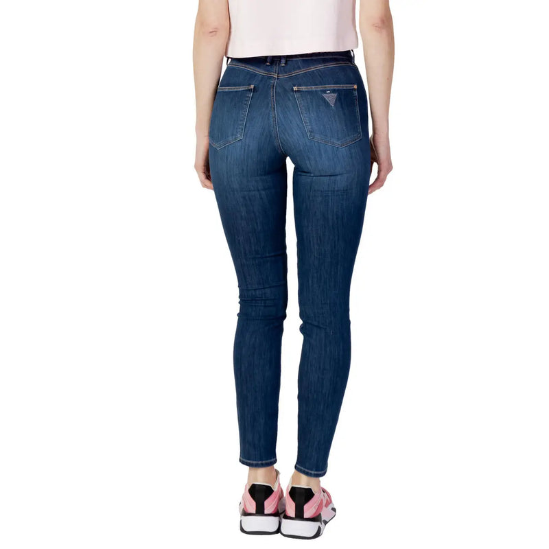 Rückansicht von guess Damenjeans aus blauem Denim, schmal geschnitten, aus Baumwollmischgewebe, dunkelblau mit dreieckigem Logo auf der Tasche.