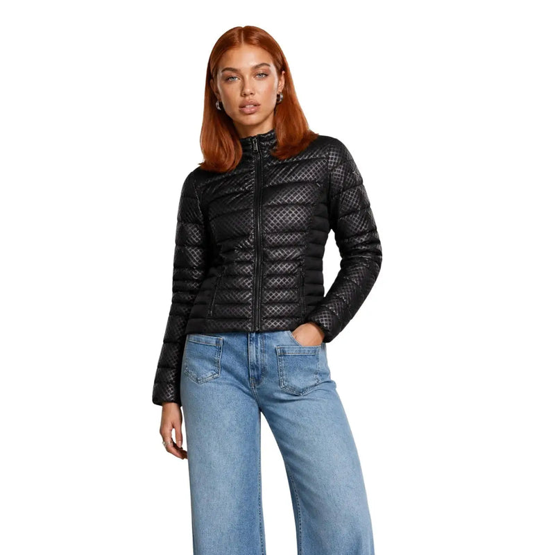 Guess Braune Damen-Polyesterjacke mit geometrischem Muster, hier als schwarze Steppjacke mit Rautenmuster und durchgehendem Reißverschluss dargestellt.