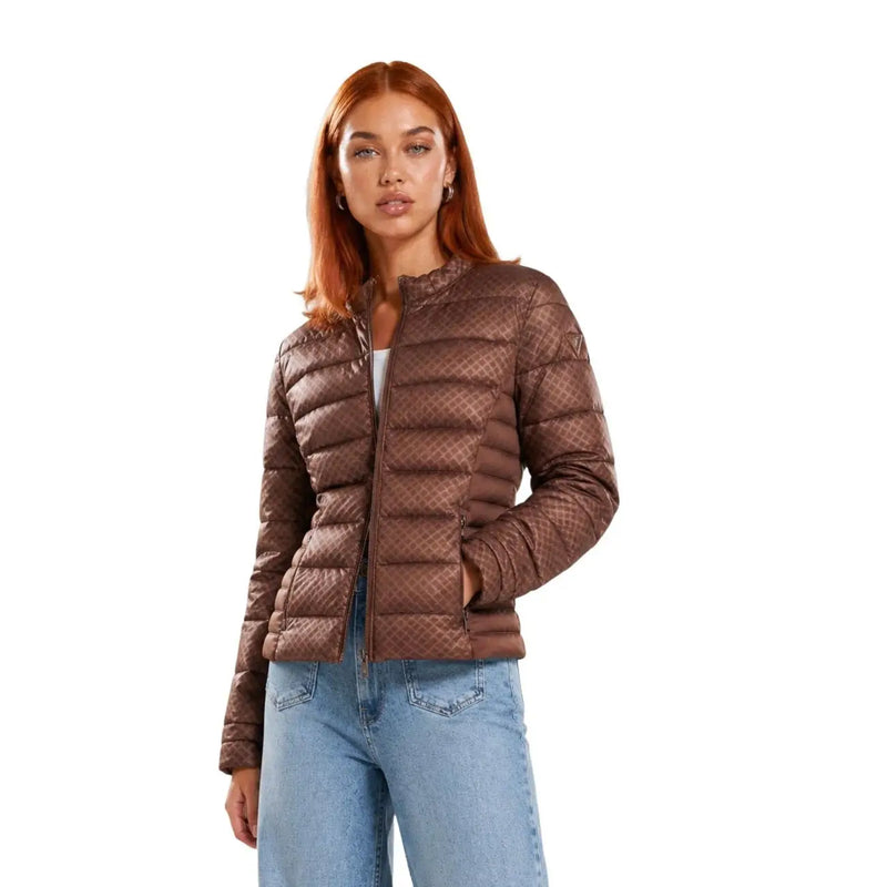 Guess Braune, gesteppte Damen-Polyester-Daunenjacke mit dezentem Rautenmuster, ideal für kaltes Wetter