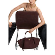 Guess Braune Damen-Satteltasche aus Polyester mit einem edlen burgunderroten Wildleder-Design, goldfarbenem Verschluss und Kordelzug.