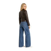Guess Braune Damen-Motorradjacke aus Polyurethan mit elegantem, figurbetontem Design und Vordertaschen in dunkelbrauner Lederoptik.