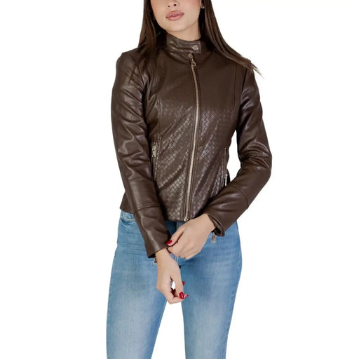 Guess Brauner Damen-Lederblazer im Biker-Stil mit gestepptem Rautenmuster und goldenen Reißverschlüssen