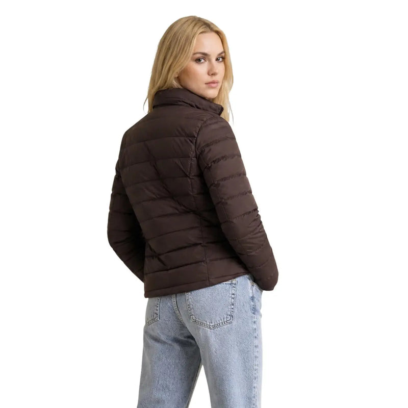 Guess Braune, gesteppte Damen-Polyester-Daunenjacke mit hohem Kragen und langen Ärmeln für kaltes Wetter