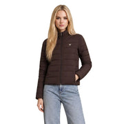 Eine dunkelbraune, gesteppte Polyester-Daunenjacke mit hohem Kragen und Reißverschluss. guess Logo auf der linken Brust für Damen