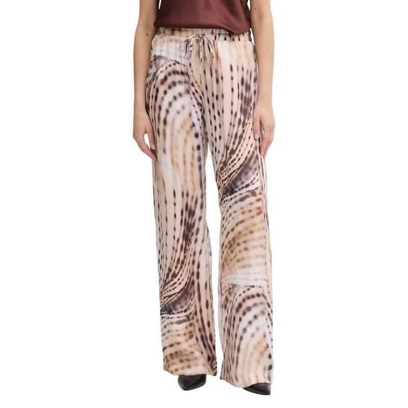 Guess Dalia Damen-Jogginghose, beige Lyocell, weit geschnitten, mit fließendem, abstraktem Tiermuster in Beige und Braun.