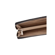 Guess Damen-Geldbörse „Emelie“ mit Logo, braunes Reißverschlussfach, 22 cm breit, schwarzes gemustertes Äußeres, beiges Inneres und silberne Reißverschlüsse.