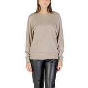Woman wearing Guess Women Fall Winter beige round neck knit sweater and black leather pants