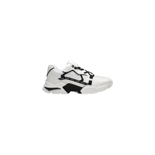 Guess Schwarze Damen-Sneaker aus Leder mit geometrischem Muster, klobigem Design in Weiß und Schwarz, auffälligen Overlays und strukturierter Sohle.