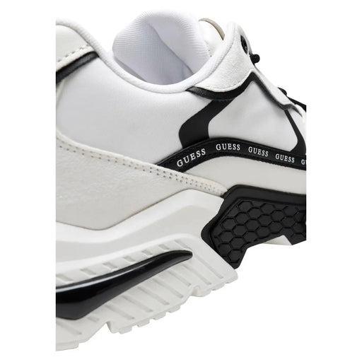 Guess Schwarze Damen-Sneaker aus Leder mit geometrischem Muster, weißer und schwarzer, klobiger Gummisohle mit Struktur und Ziernähten.