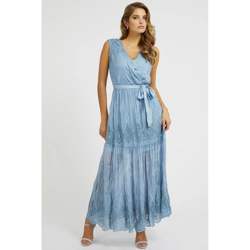 Guess Hellblaues, ärmelloses Maxikleid aus Seidenmischgewebe mit Blumenmuster, aufwendigen Spitzendetails und passendem Taillengürtel für Damen.