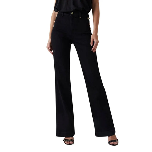 Guess Schwarze Damen-Baumwollhose „New Faye Pant“ mit hohem Bund, ausgestelltem Bein und goldfarbenen Knöpfen an der Seite.