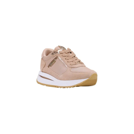 Beiges Wildleder Guess Damen-Plateau-Sneaker mit weiß-brauner Gummisohle und goldfarbenem Logo an der Seite