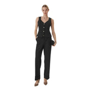 Schwarze, ärmellose Weste mit Knopfleiste, V-Ausschnitt und taillierter Passform, kombiniert mit guess Damen-Crêpehose mit Gürtel und Struktur