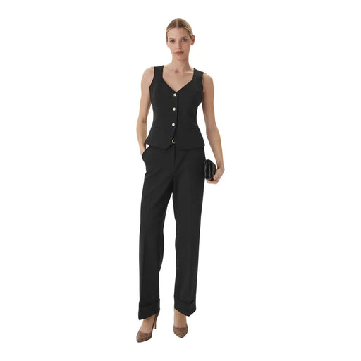 Schwarze, ärmellose Weste mit Knopfleiste, V-Ausschnitt und taillierter Passform, kombiniert mit guess Damen-Crêpehose mit Gürtel und Struktur