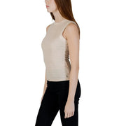 Guess Frauenpanzer top Beigefarbener, ärmelloser Strickpullover mit dezenter Struktur und kleinem Logo unten rechts am Rundhalsausschnitt W6GP14
