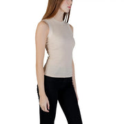 Beigefarbenes, ärmelloses Strickoberteil top von Guess für Damen mit dezentem Strukturmuster und Rundhalsausschnitt, Modell W6GP14