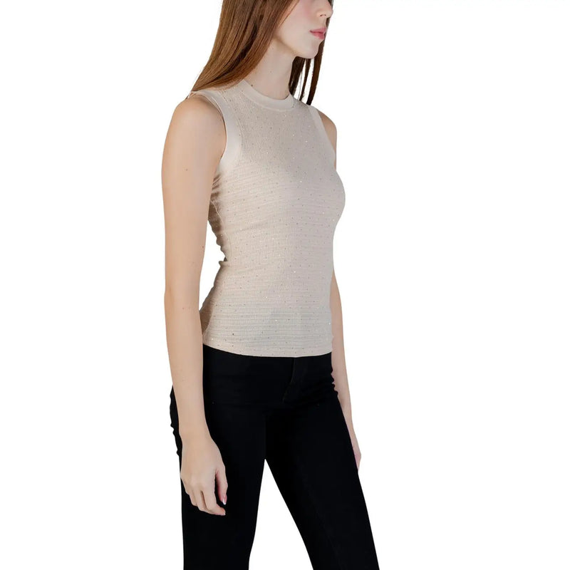 Beigefarbenes, ärmelloses Strickoberteil top von Guess für Damen mit dezentem Strukturmuster und Rundhalsausschnitt, Modell W6GP14