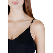 Schwarzer Satin Guess Frauenpanzer top mit silberfarbenem Kettenanhänger und Spaghettiträgern aus Polyester