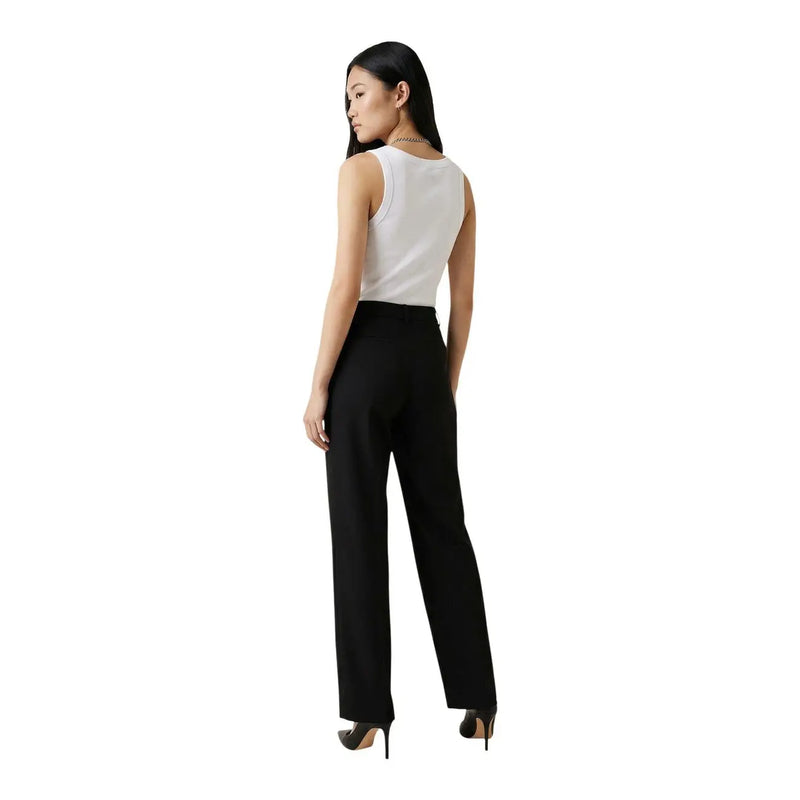 Schwarze, hochgeschnittene, weite Hose kombiniert mit guess Damen weißes ärmelloses Tanktop aus Baumwolle mit Rundhalsausschnitt top