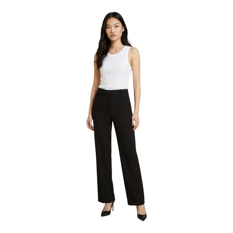 Schwarze, weit geschnittene Hose mit elegantem, tailliertem Schnitt, kombiniert mit guess Damen weißes ärmelloses Baumwoll-Top top