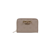Beige guess Die Damengeldbörse aus Polyurethan verfügt über Reißverschlusstaschen, ein geprägtes Blumenmuster und einen goldfarbenen Verschluss.