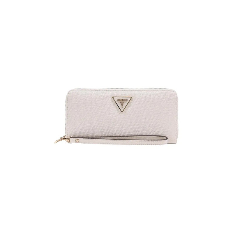 Ein elegantes Weiß Guess Damengeldbörse mit strukturierter Polyurethan-Oberfläche und metallischem dreieckigem Logo auf der Vorderseite