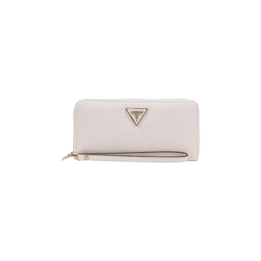 Ein elegantes Weiß Guess Damengeldbörse mit strukturierter Polyurethan-Oberfläche und metallischem dreieckigem Logo auf der Vorderseite