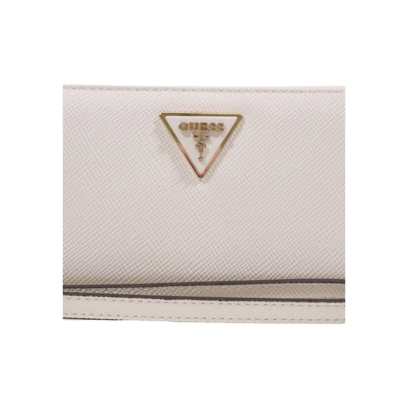 Weißes, strukturiertes Leder Guess Damengeldbörse mit goldfarbenem, dreieckigem Logo-Emblem und grauem Reißverschluss aus Polyurethan