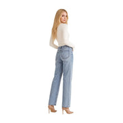 Hellblaue Jeans mit geradem Bein und klassischem Fünf-Taschen-Design, kombiniert mit Guess weiße Viskose-Strickjacke für Damen