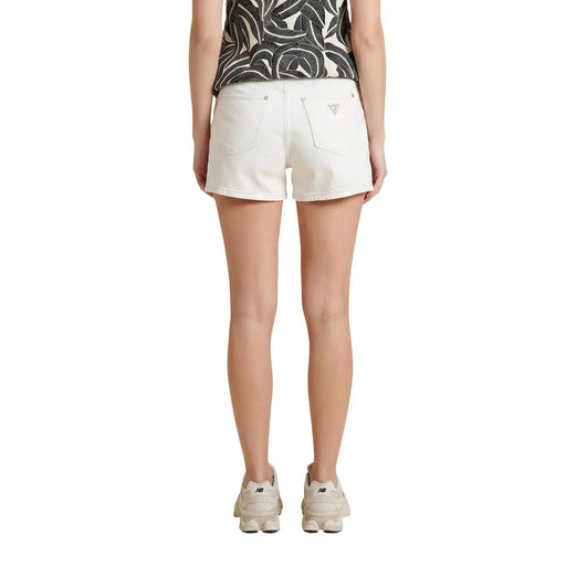 Rückseite Guess Weiße Damen-Baumwollshorts mit dezentem Strukturmuster und kleinem dreieckigem Logo auf der Tasche
