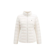 Guess Weiße, gesteppte Damen-Polyester-Daunenjacke mit hohem Kragen und Reißverschluss für wohlige Wärme am Kragen.