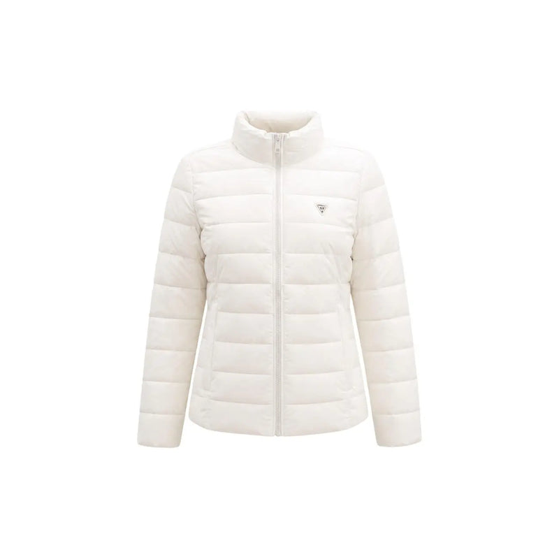Guess Weiße, gesteppte Damen-Polyester-Daunenjacke mit hohem Kragen und Reißverschluss für wohlige Wärme am Kragen.