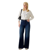 Dunkelblaue, weit geschnittene Jeans aus Denim mit hohem Bund und dezenter Auswaschung an den Oberschenkeln, kombiniert mit guess Weißer Damen-Strickpullover mit Fledermausärmeln aus Viskosemischung