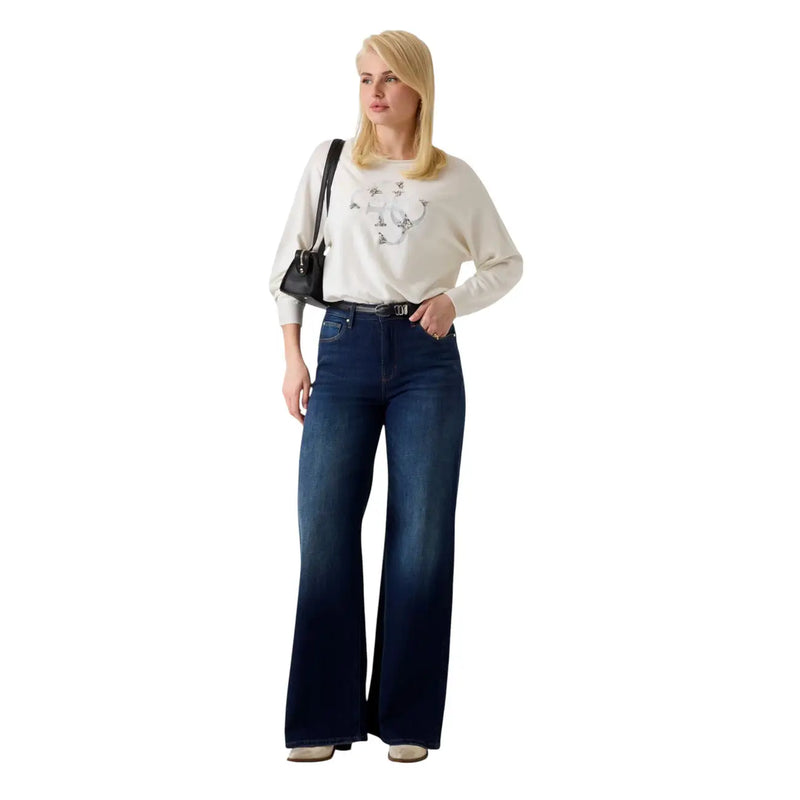 Dunkelblaue, weit geschnittene Jeans aus Denim mit hohem Bund und dezenter Auswaschung an den Oberschenkeln, kombiniert mit guess Weißer Damen-Strickpullover mit Fledermausärmeln aus Viskosemischung