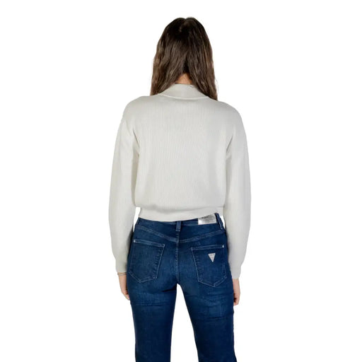 Guess Weißer Damen-Rollkragenpullover mit Reißverschluss und Rippstrick am Model