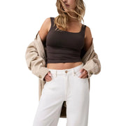 Ein schickes, dunkelbraunes Crop-Top top mit eckigem Ausschnitt kombiniert mit guess Damen-Hose mit weitem Bein, Knöchelbereich, weiß, aus Baumwoll-Lyocell
