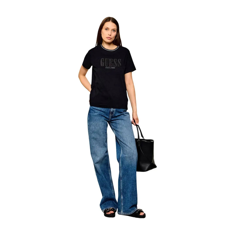 Schwarz guess t-shirt mit dem est-Logo in Kombination mit Blau guess Weit geschnittene Damen-Baumwolljeans, von hinten gesehen