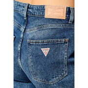 Rückansicht von guess Weit geschnittene Damen-Baumwolljeans aus blauem Denim mit hellbraunem Lederpatch und rotem dreieckigem Logo