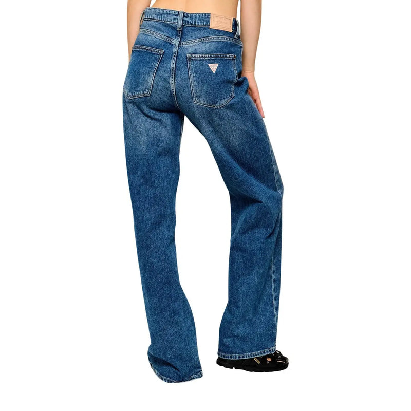 Rückseite guess Weit geschnittene Damen-Baumwolljeans in Blau mit klassischem Fünf-Taschen-Design und Logo auf der Gesäßtasche.