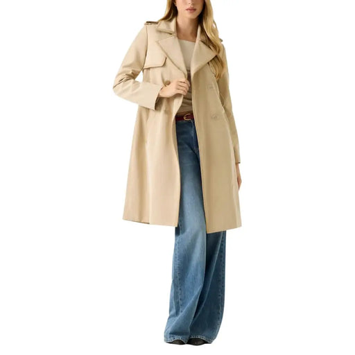 Guess Beigefarbener, langer Damenblazer mit Gürtel, doppelreihigem Design und Schulterklappen