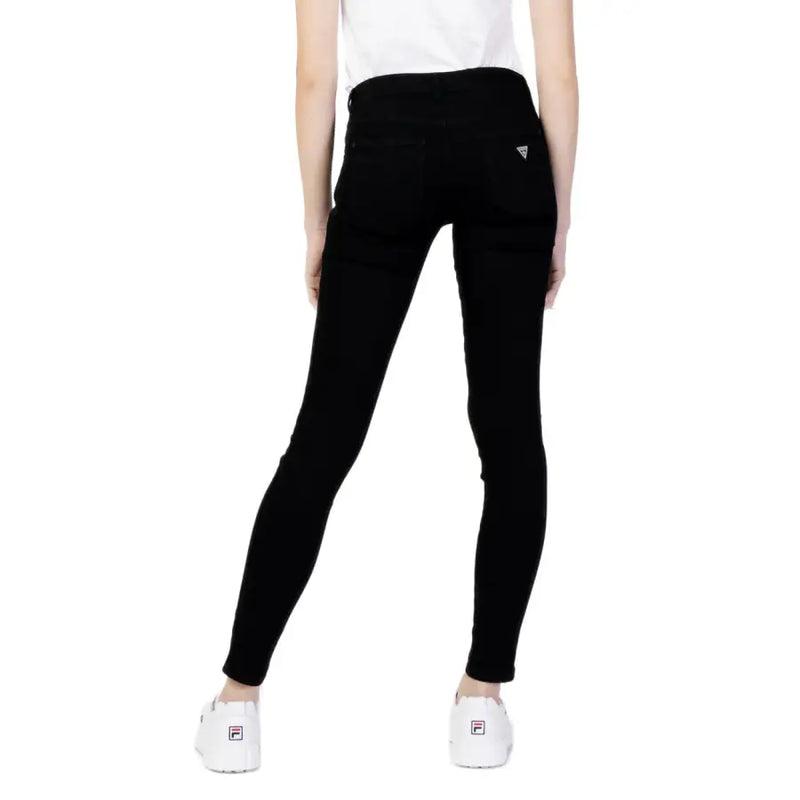 Die Rückseite von Guess Schwarze Damen-Skinny-Jeans mit Taschen und dezentem Muster Guess Logo auf der Gesäßtasche
