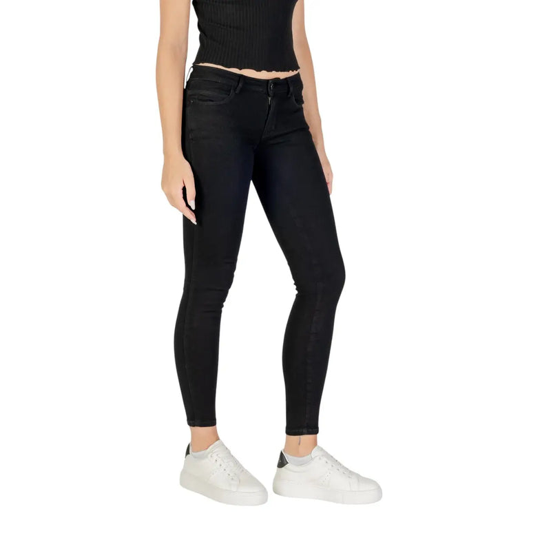 Guess women’s black skinny jeans with pockets featuring a sleek form-fitting design and subtle texture