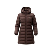 Guess Braune, lange Steppjacke aus Polyester für Damen mit Kapuze, Reißverschluss vorne und elastischen Bündchen, von vorne gesehen.