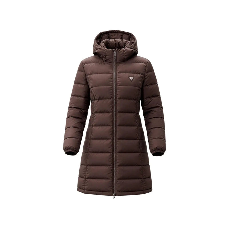 Guess Braune, lange Steppjacke aus Polyester für Damen mit Kapuze, Reißverschluss vorne und elastischen Bündchen, von vorne gesehen.