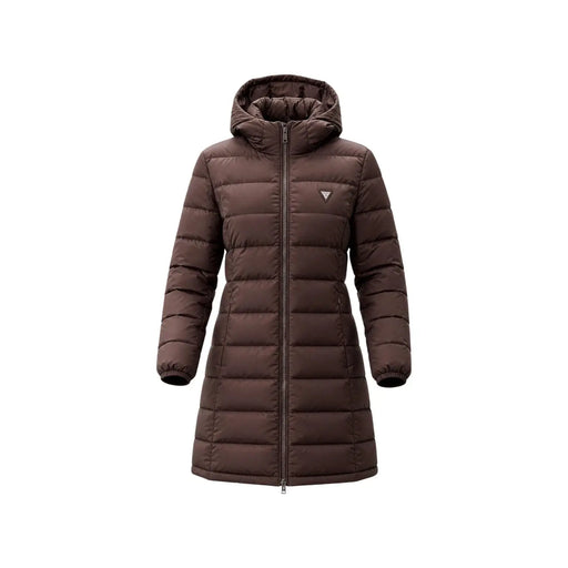 Guess Braune, lange Steppjacke aus Polyester für Damen mit Kapuze, Reißverschluss vorne und elastischen Bündchen, von vorne gesehen.
