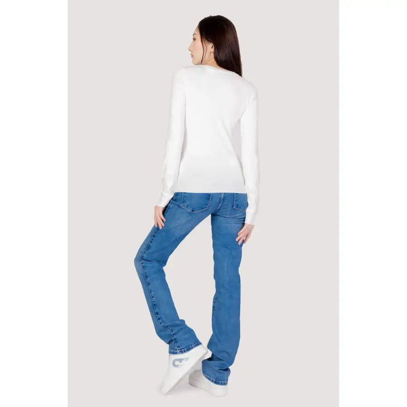 Guess women’s white cotton long-sleeved knit top with round neckline and relaxed fit